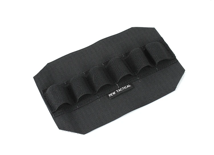 Bolsa colocada junto a equipo de caza