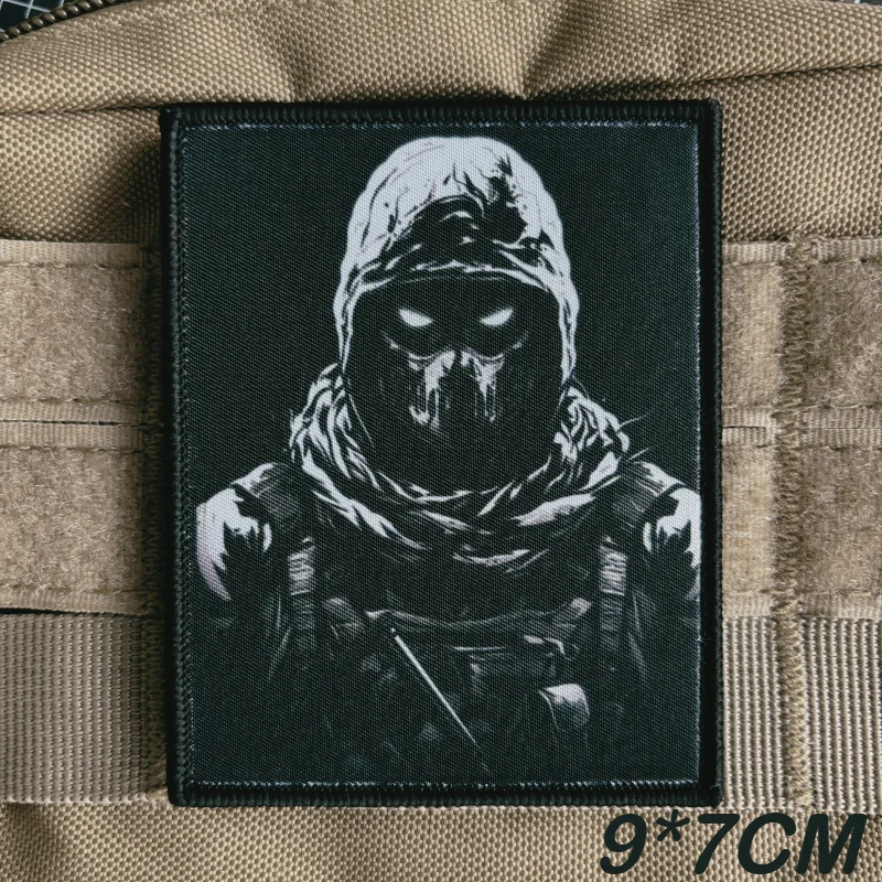 Parche táctico de guerrero oscuro con diseño de cráneo y boina