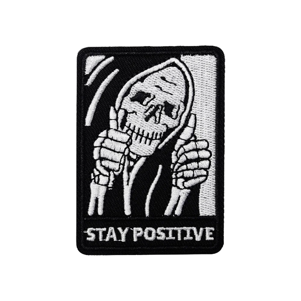 Parche moral Stay Positive Skull – Velcro táctico para MOLLE