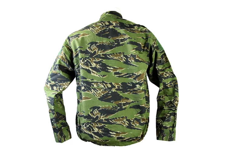 Camuflaje de jungla con parche de tigre