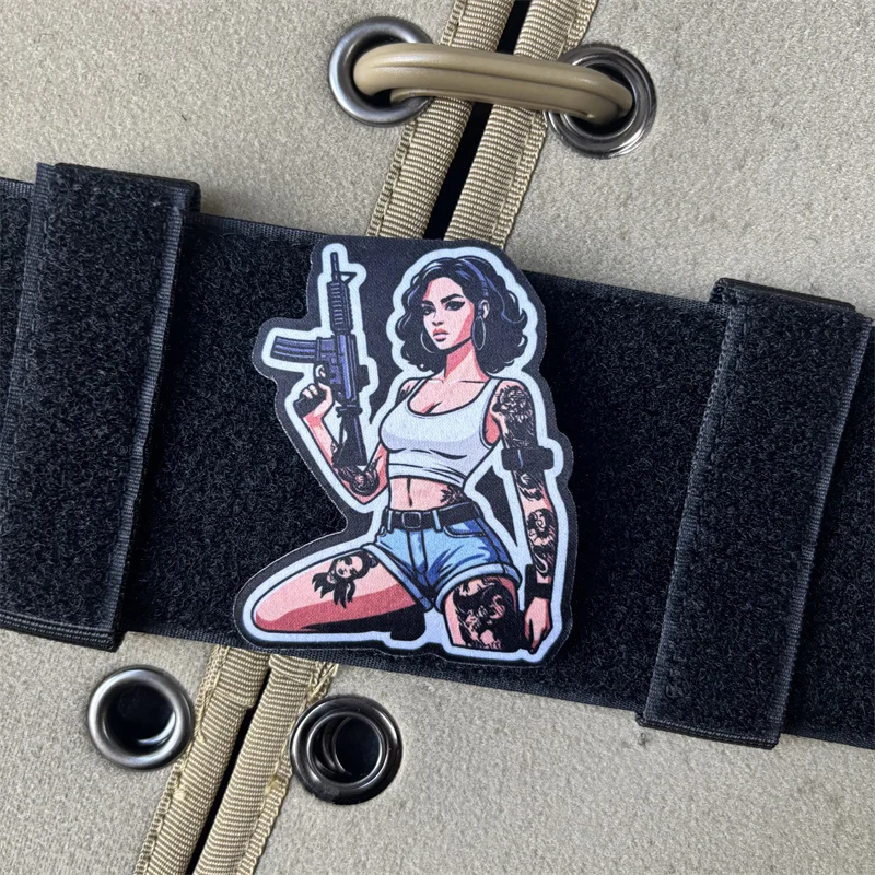 Parche táctico de moral con estampado de chica en contexto de uso