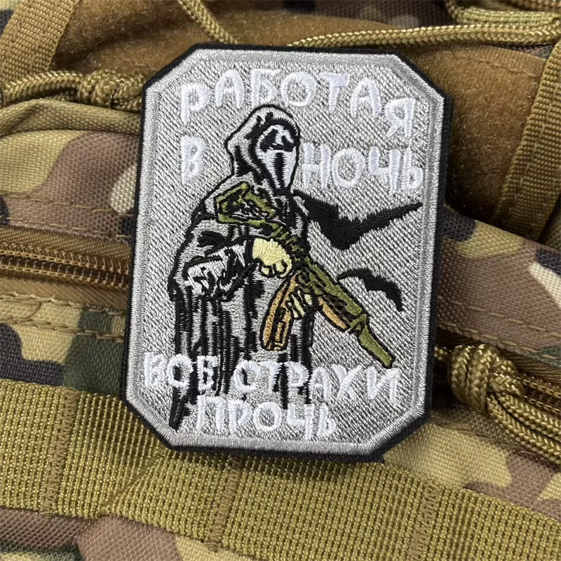 Parche bordado cráneo con pistola – Táctico para ropa militar MOLLE