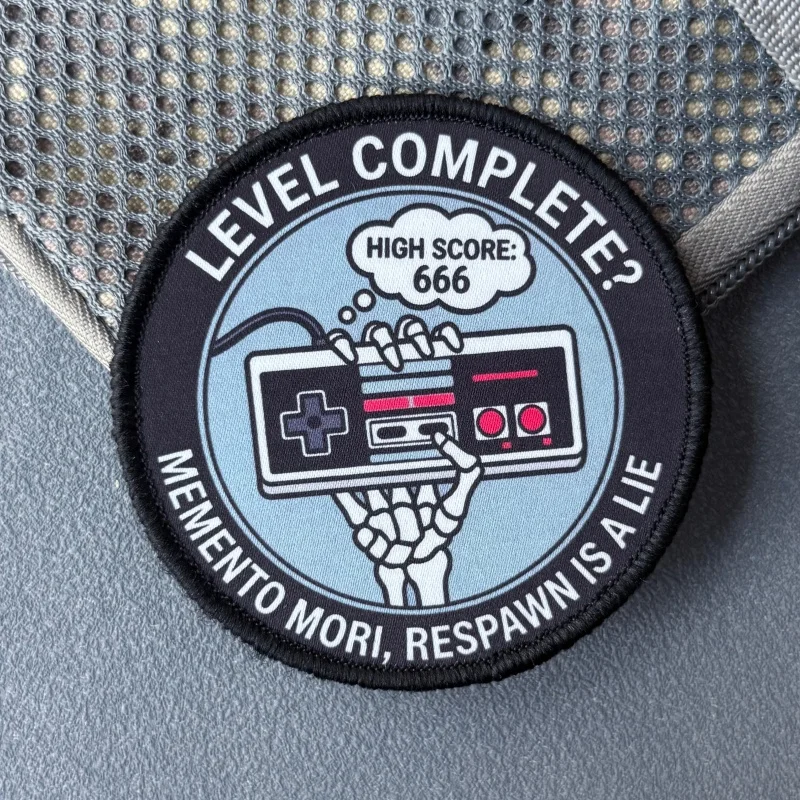 Parche táctico Memento Mori con velcro – Insignia de moral - imagen 5