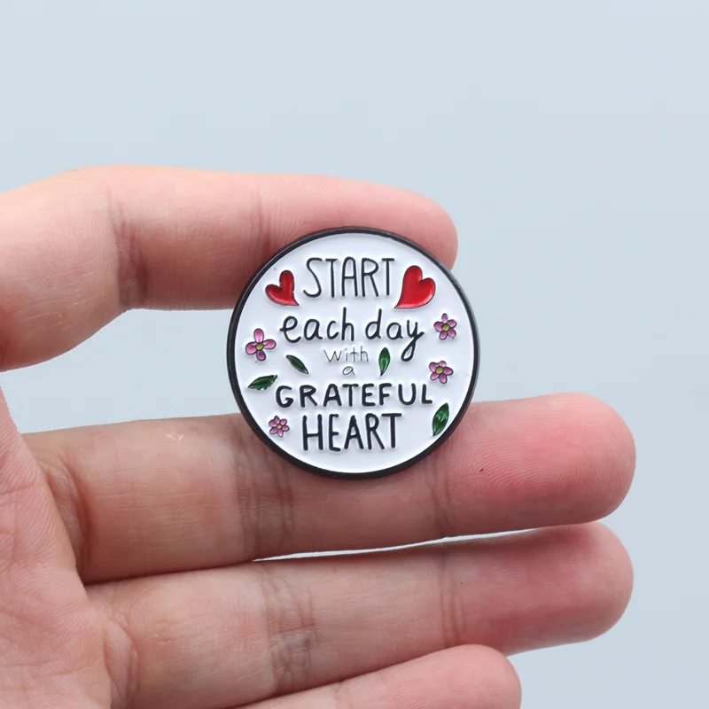 Pin de solapa con cita: corazón agradecido, estilo clásico - imagen 4