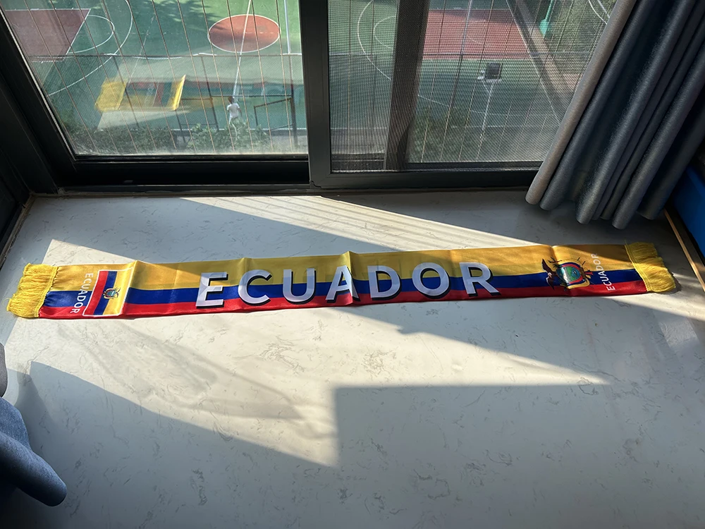 Bufanda Ecuador satén doble cara con borlas – Pañuelo deportivo y eventos - imagen 5
