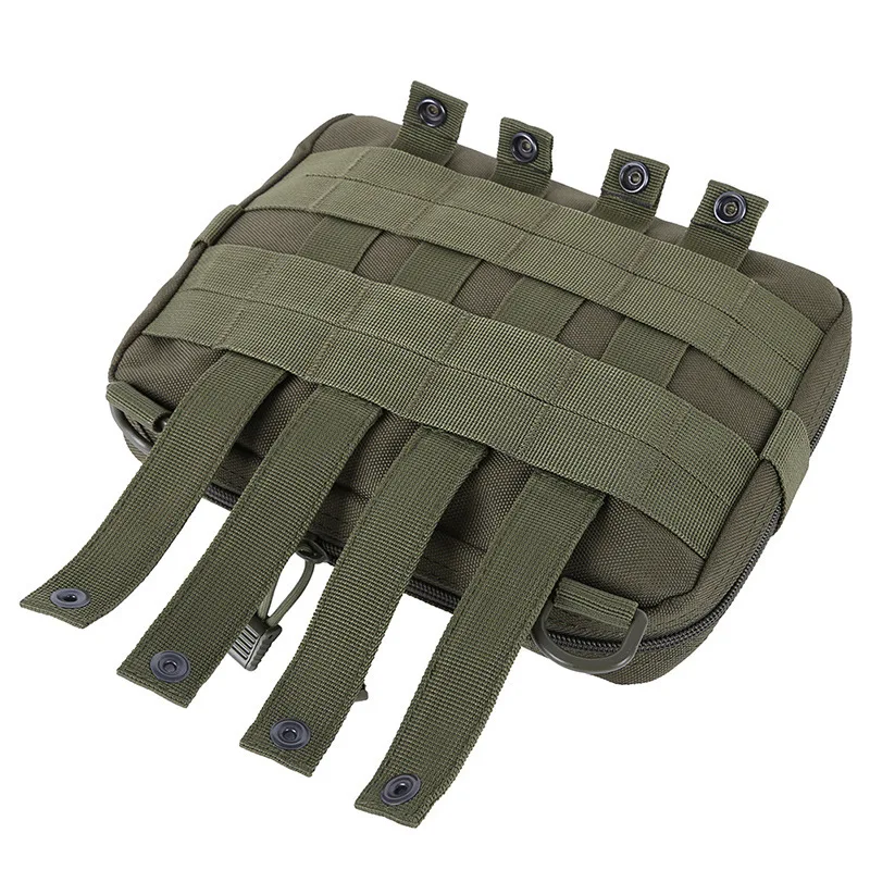 Detalle de montaje MOLLE en equipamiento táctico