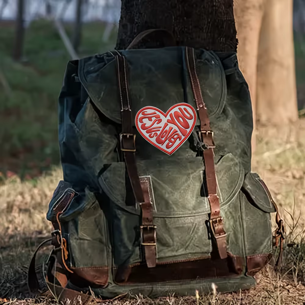 Parche aplicado en una mochila negra