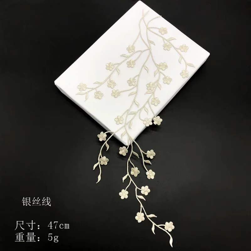 Parche floral bordado con estilo decorativo