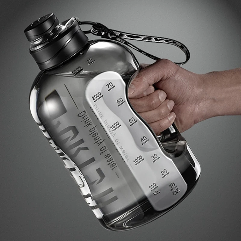 Botella en uso durante senderismo