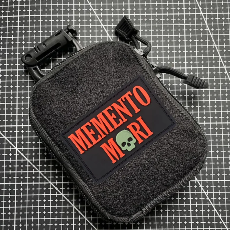 Parche táctico MEMENTO MORI PVC con velcro para mochila - imagen 2