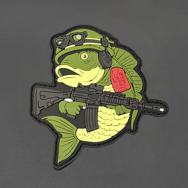 Parche de PVC con diseño de pescado en fondo oscuro