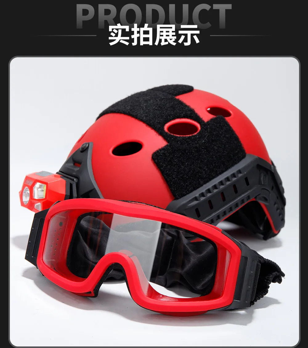Detalle de las gafas antifuego acopladas al casco táctico