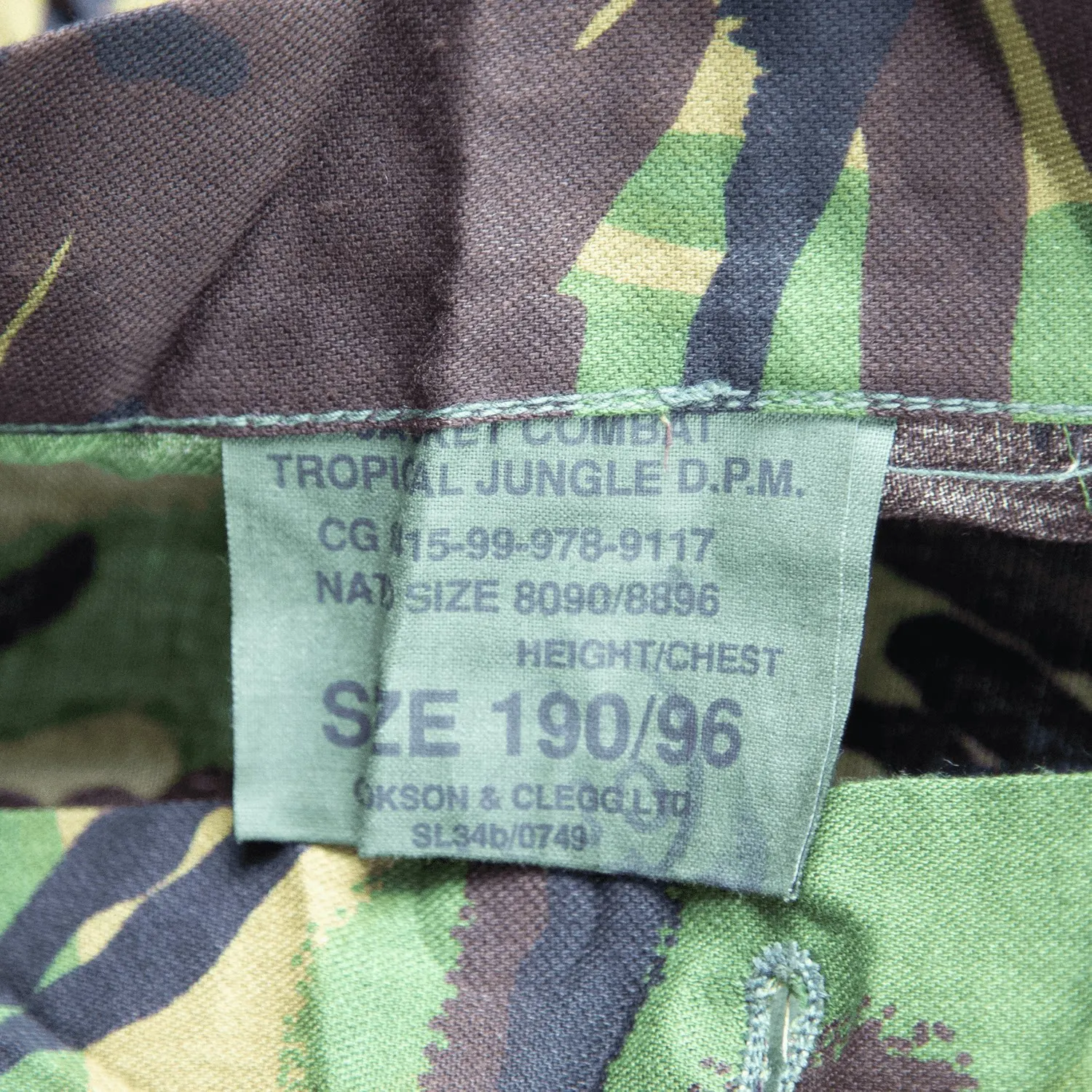 Etiqueta de composición y cuidados de la camisa DPM85