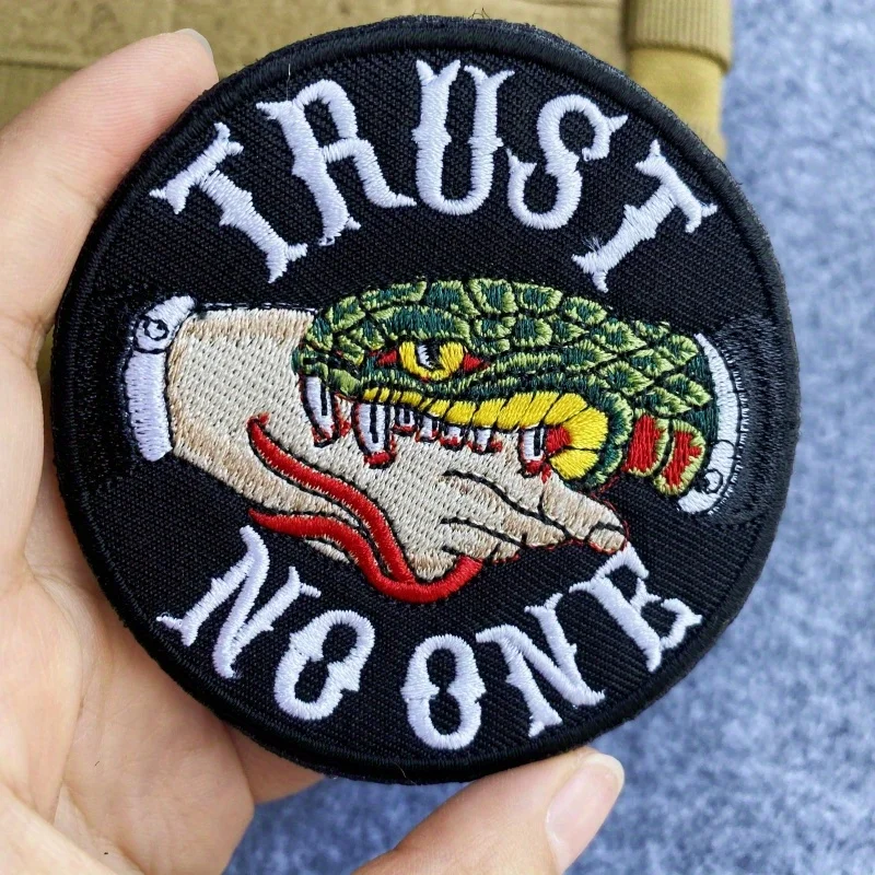 Parche bordado táctico Trust No One – Serpiente doble ojo insignia moral - imagen 4