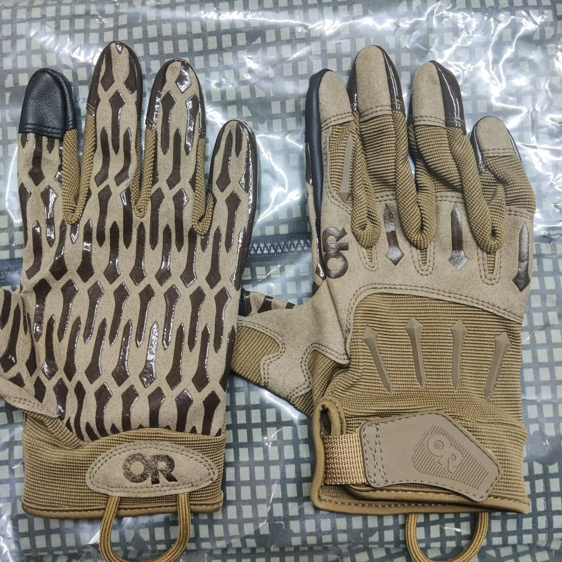Guantes en uso durante actividad táctica