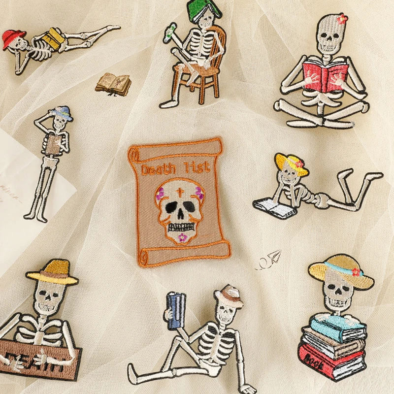 Parche termoadhesivo bordado calavera gótica leyendo libro para DIY - imagen 3