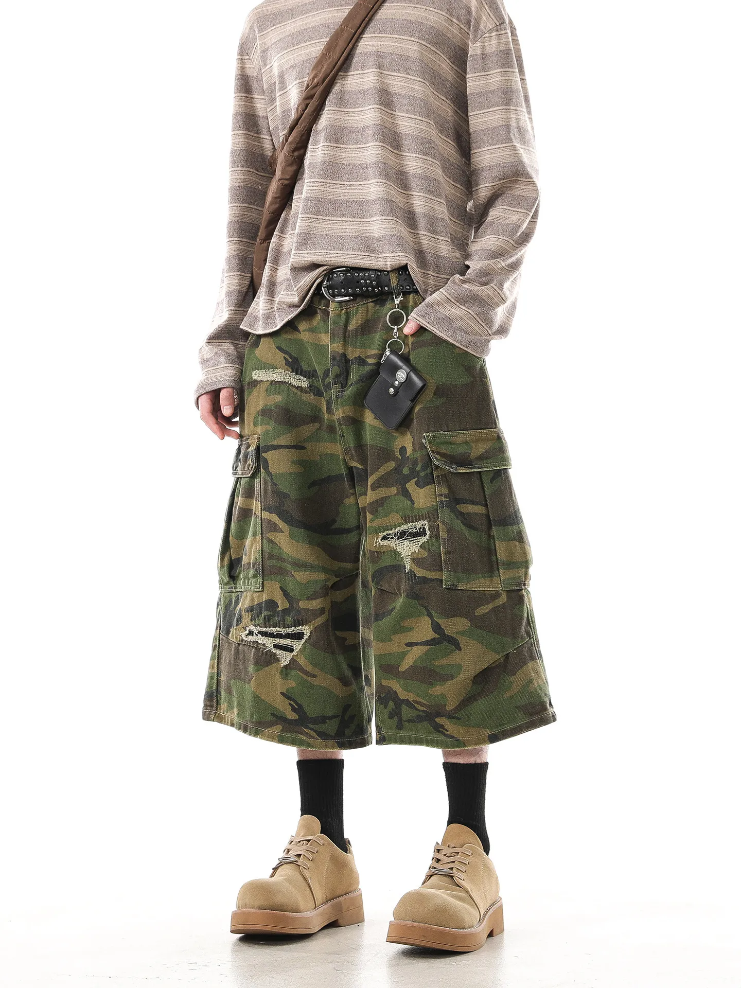 Bermudas tácticas camuflaje con parches desgastados hombre