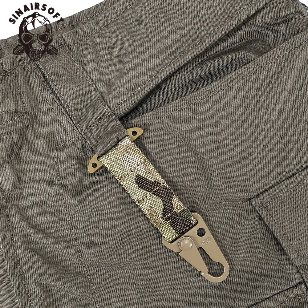 Gancho táctico en camuflaje negro mostrando su diseño compacto