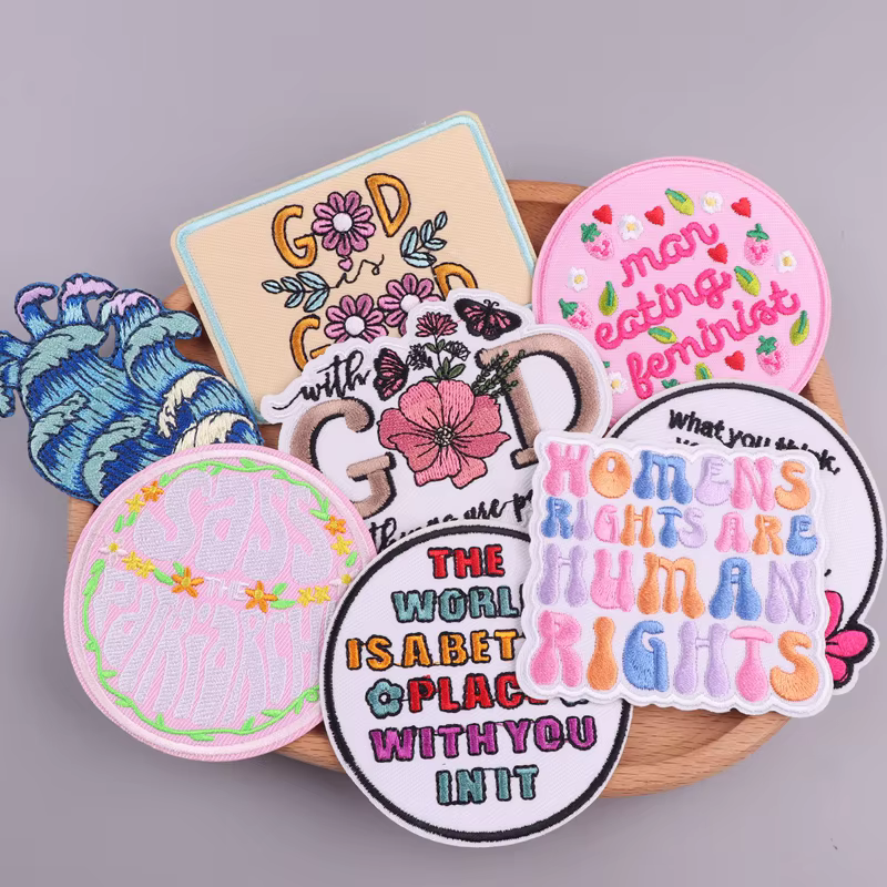 Parches bordados con mensajes positivos en fondo beige