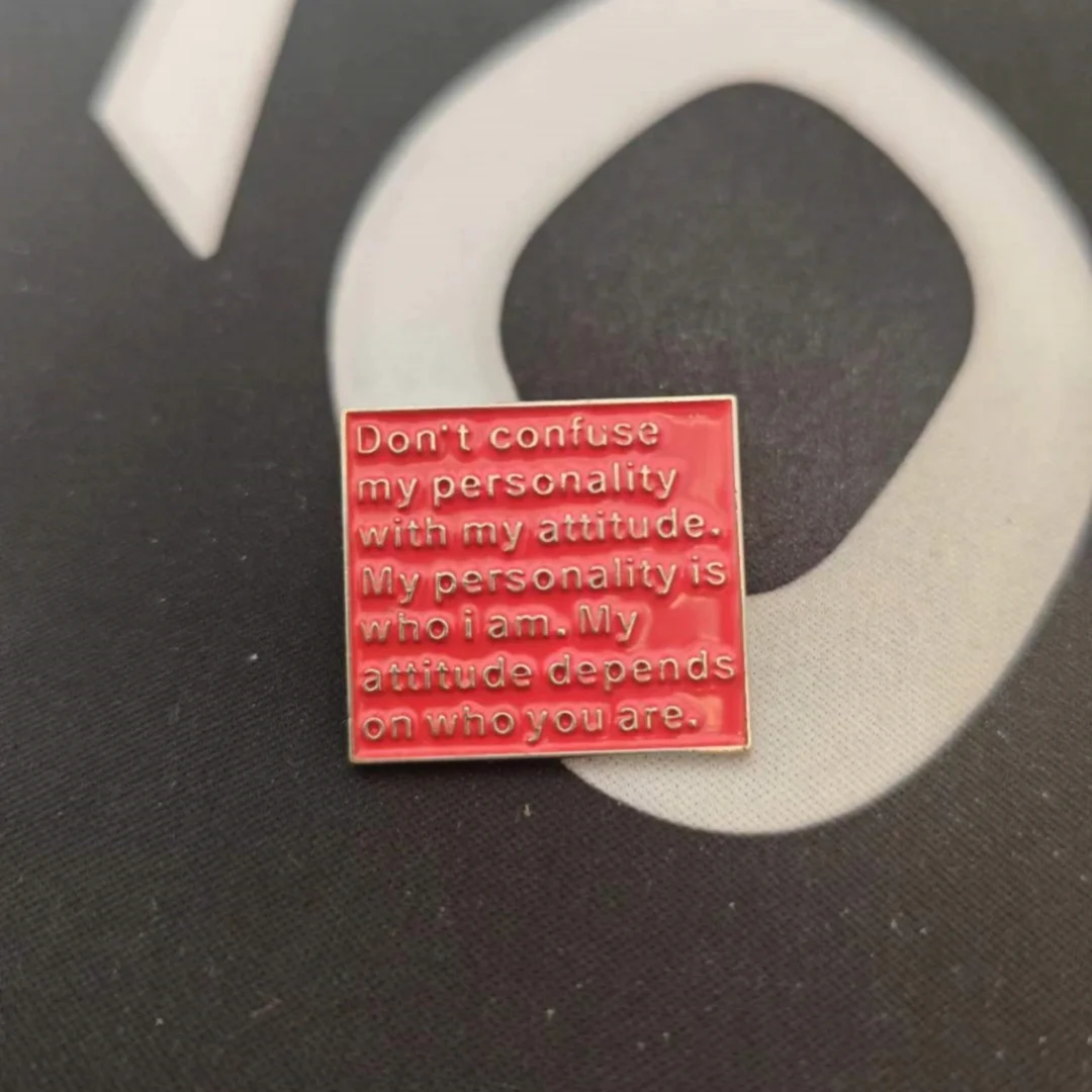 Broche de metal rectangular rojo para uso diario unisex