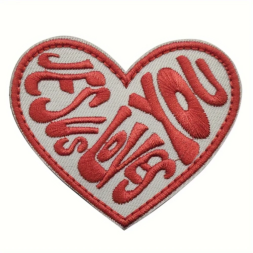 Corazón bordado con texto Jesús te amo sobre fondo blanco