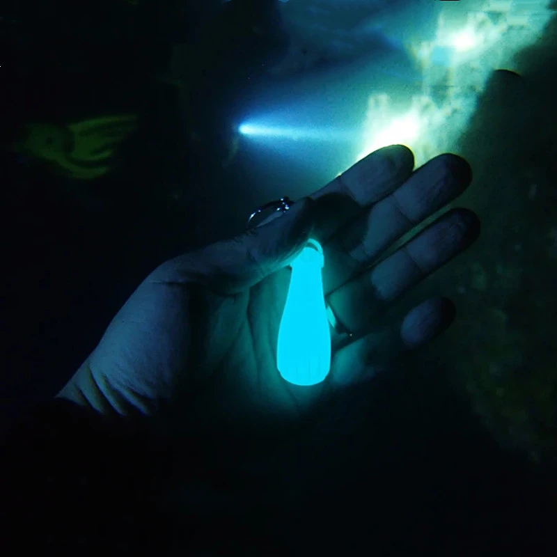 Llavero buceo luminoso con forma de aletas para mochila - imagen 3