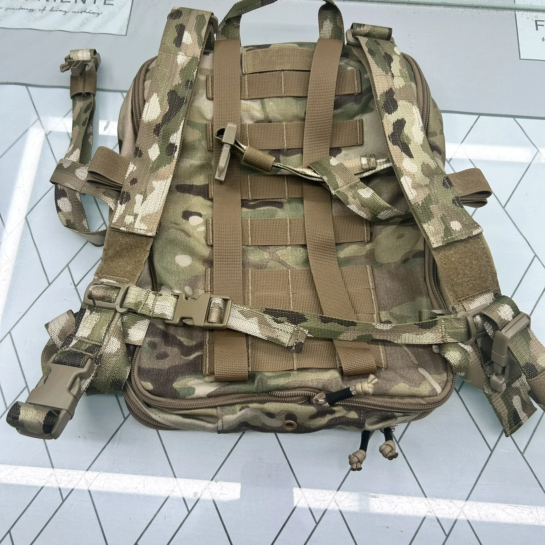 Mochila táctica expandible flat pack con sistema de hidratación - imagen 3