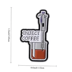 Insignia esmaltada Inject Coffee Lab con diseño de pipeta de café