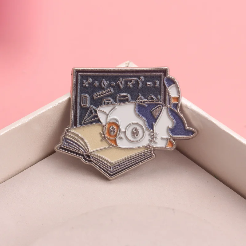 Pin esmaltado gato colegial vintage - broche pizarra matemáticas - imagen 3