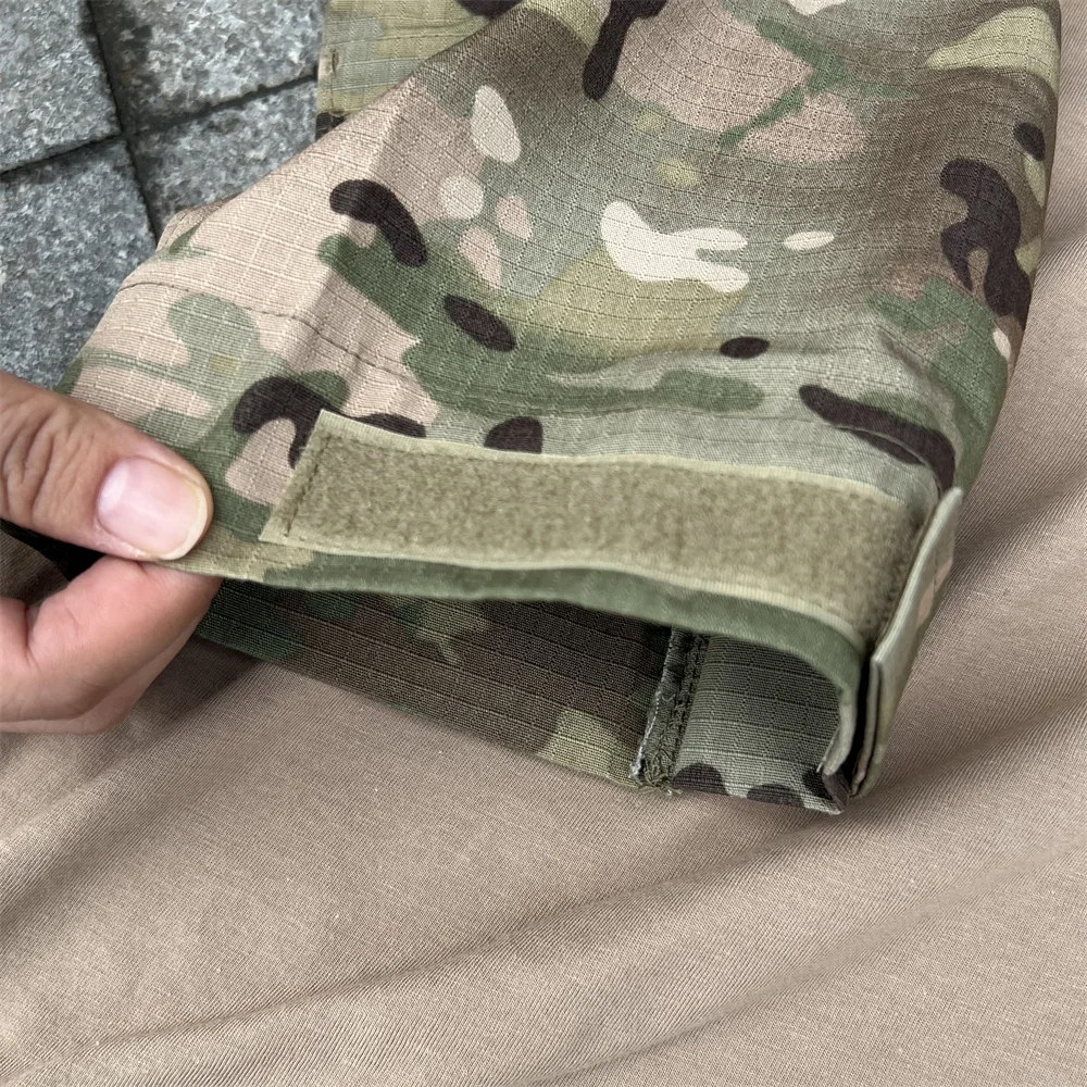 Detalle del patrón de camuflaje de la camiseta táctica