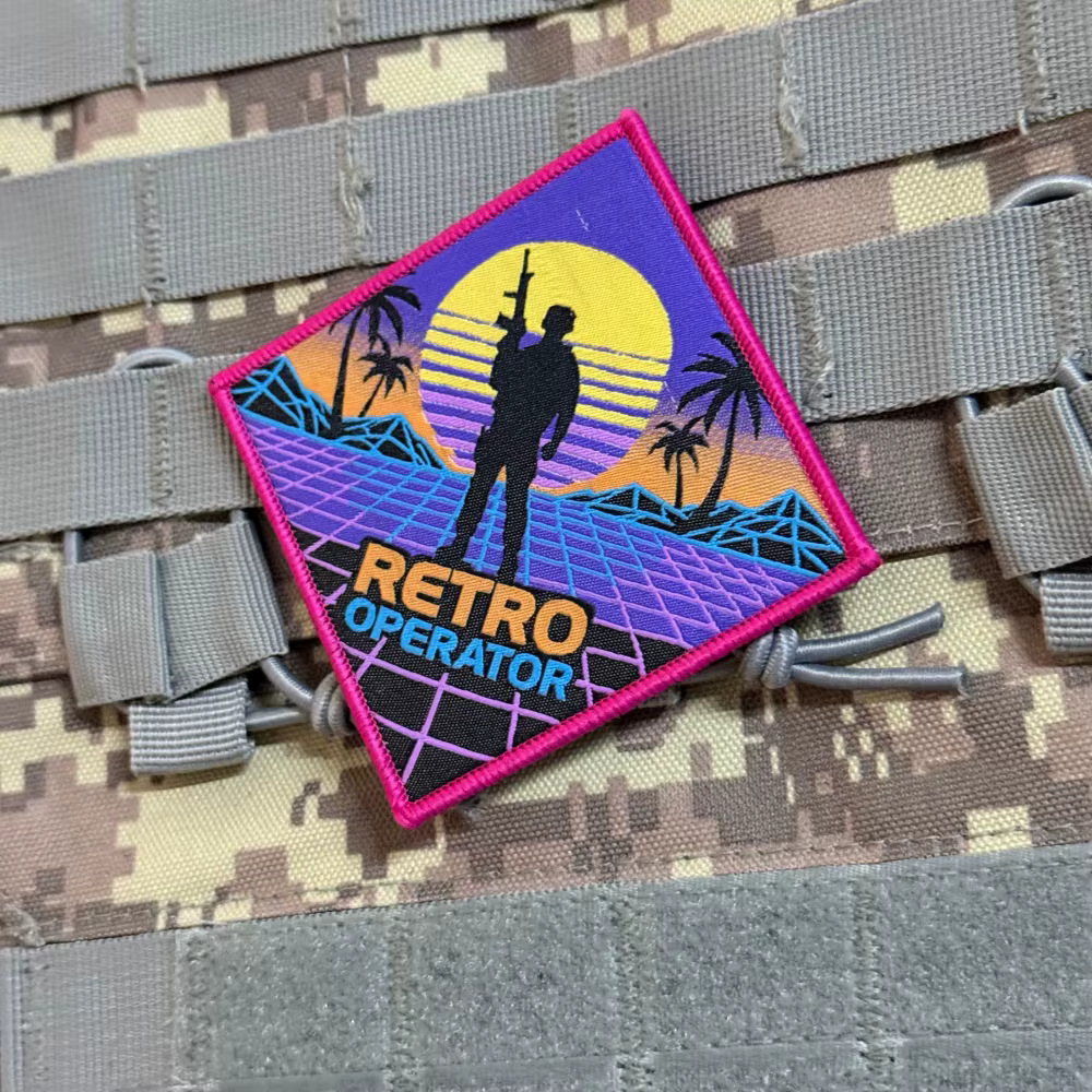 Parche táctico adhesivo synthwave neón con silueta soldado atardecer - imagen 5