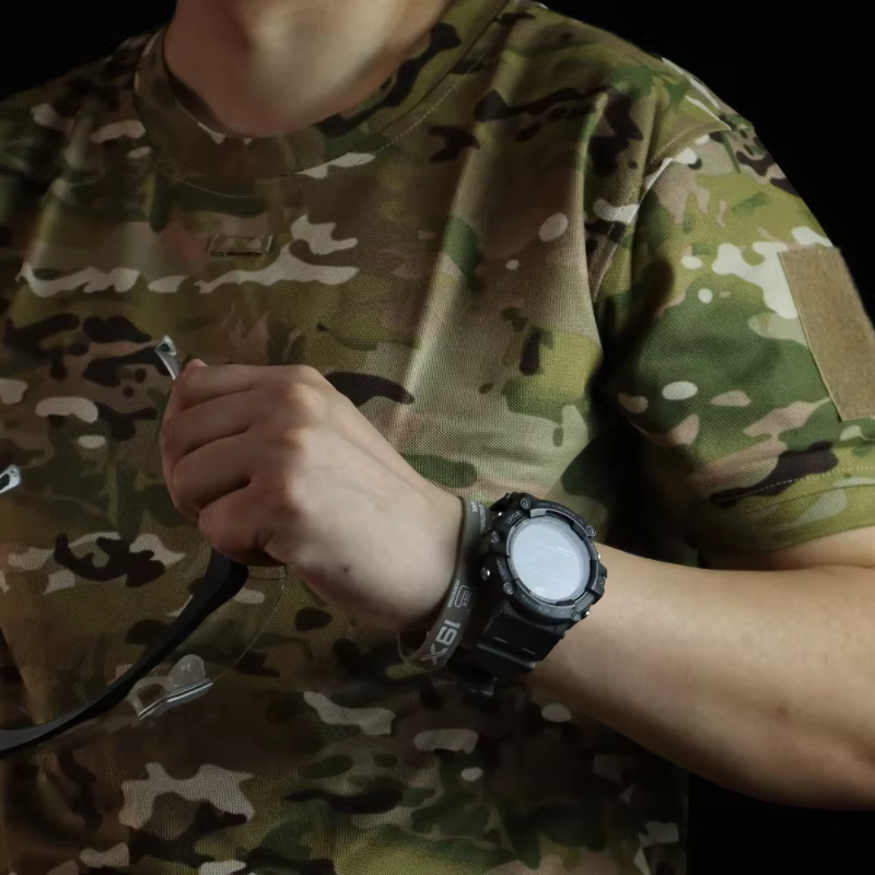 Detalle del camuflaje y el estilo deportivo