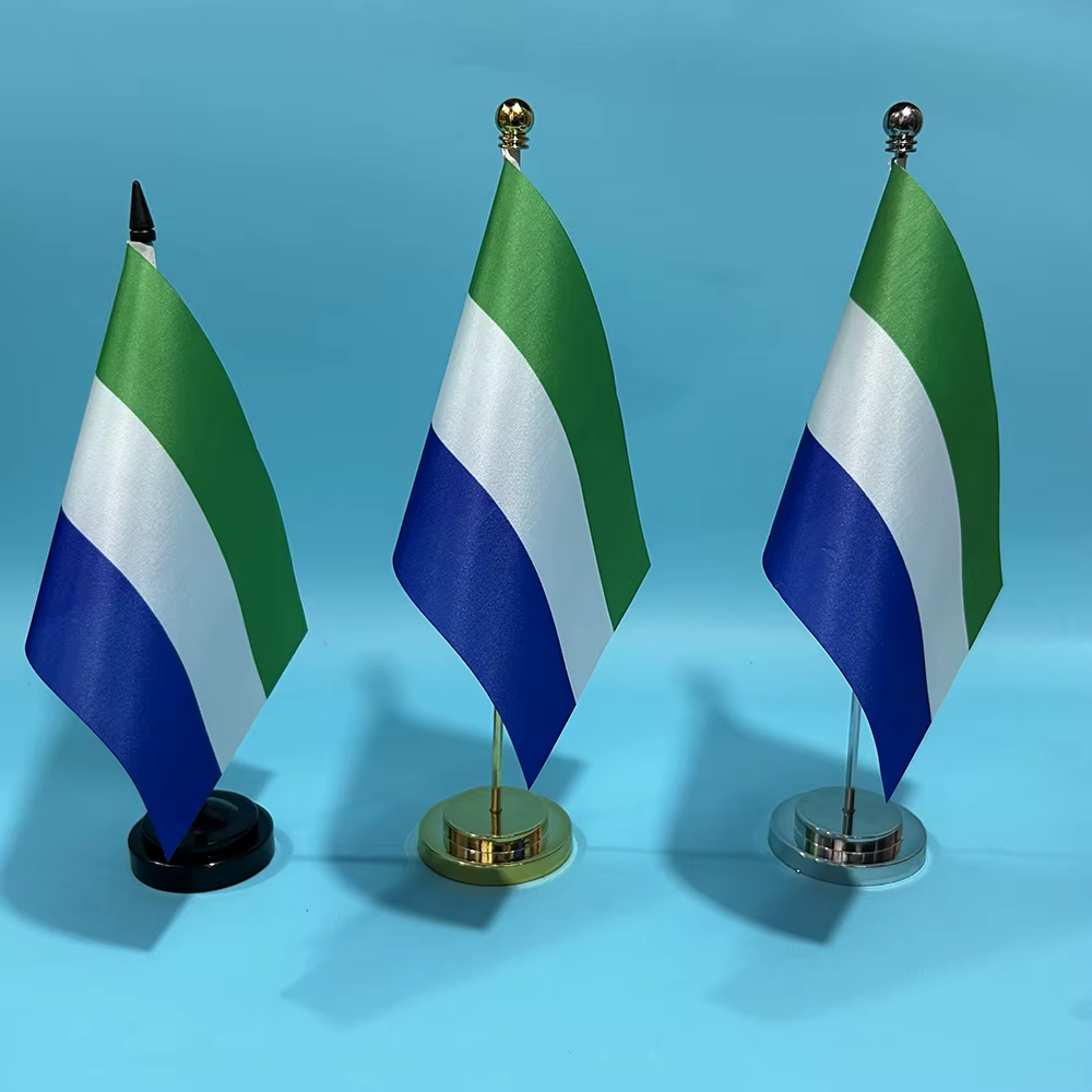 Bandera nacional de Sierra Leona en soporte de escritorio