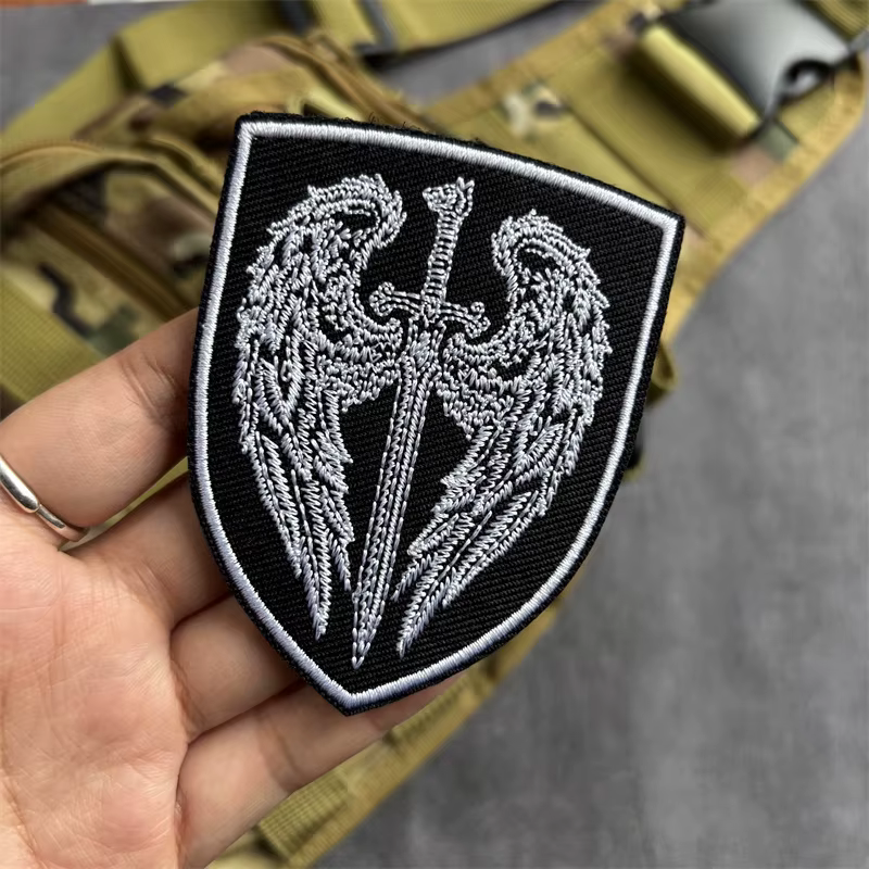 Detalle de parche bordado tipo ala militar
