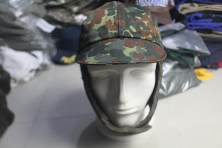 Gorra de protección para oídos en uso