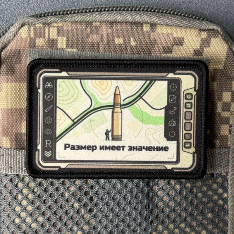 Parche táctico topo con velcro y diseño de bala para mochila