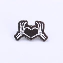 Broche esmaltado manos de esqueleto estilo clásico infantil