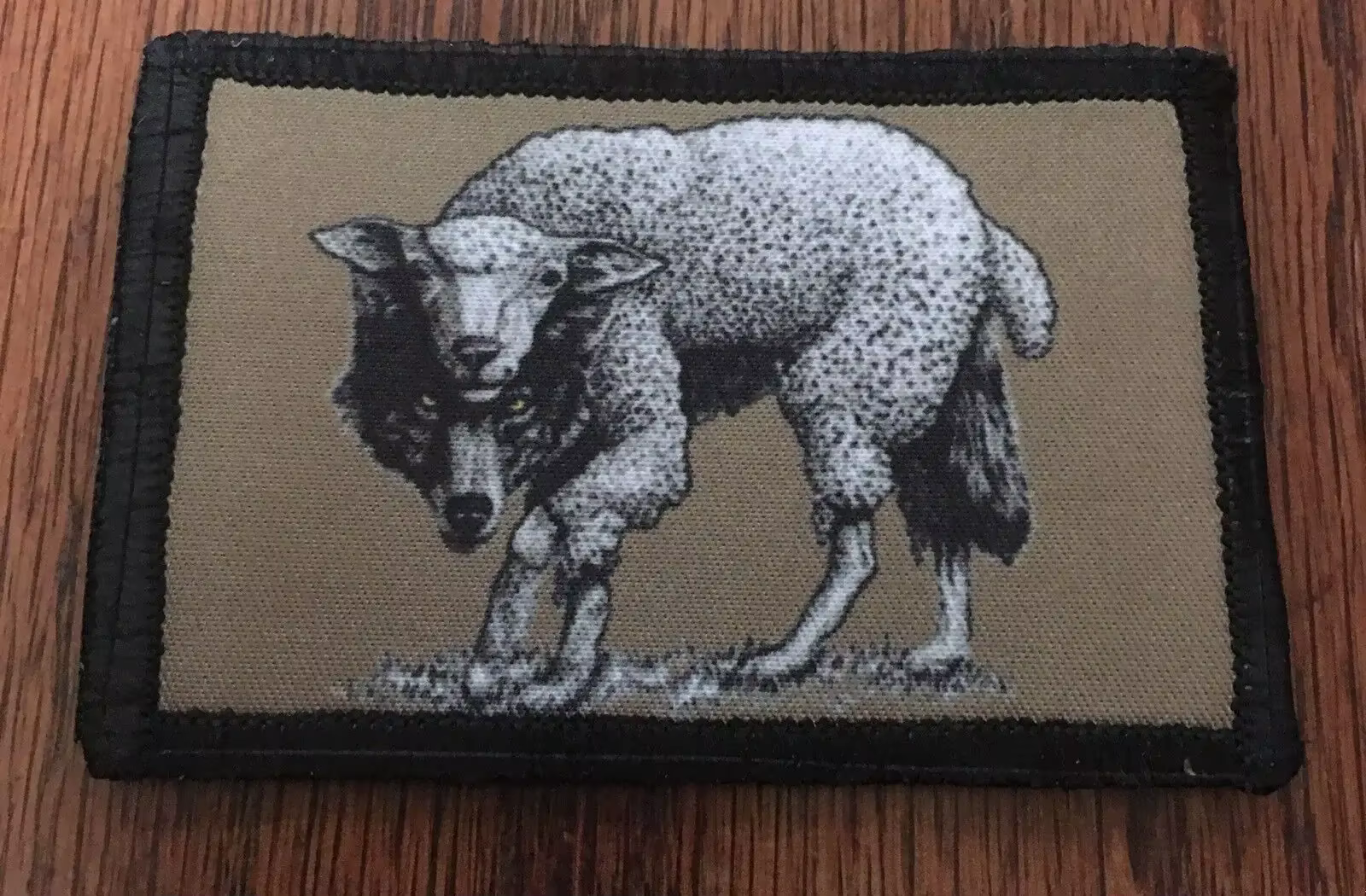 Parche táctico de lobo bordado en tela