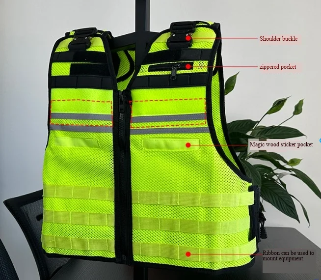 Chaleco fluorescente amarillo en uso