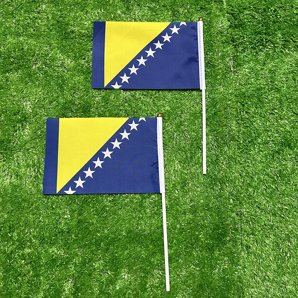Banderas de mano apiladas listas para usar