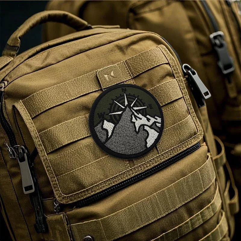 Parche bordado brújula táctica para mochila y senderismo - imagen 5