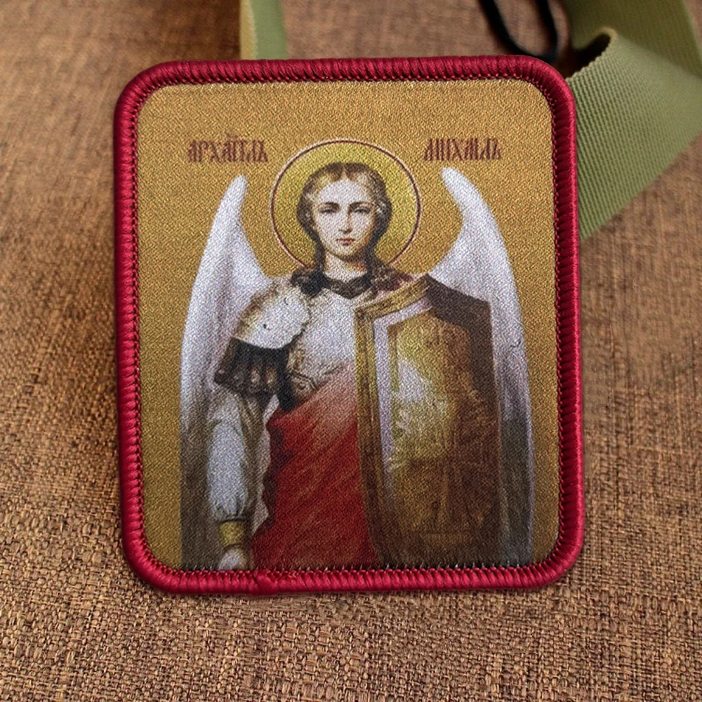 Detalle del parche con icono del Arcángel Miguel