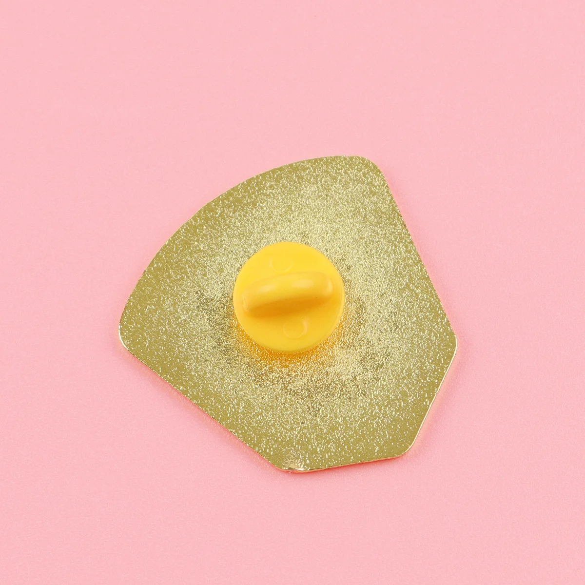 Detalle del broche con estética gótica