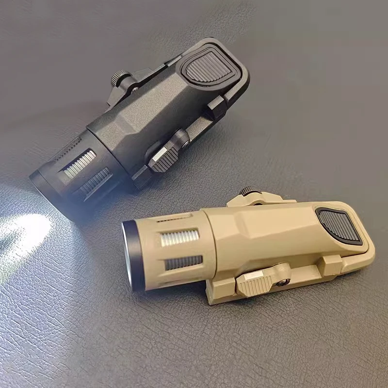 Linterna táctica en uso con pistola de airsoft