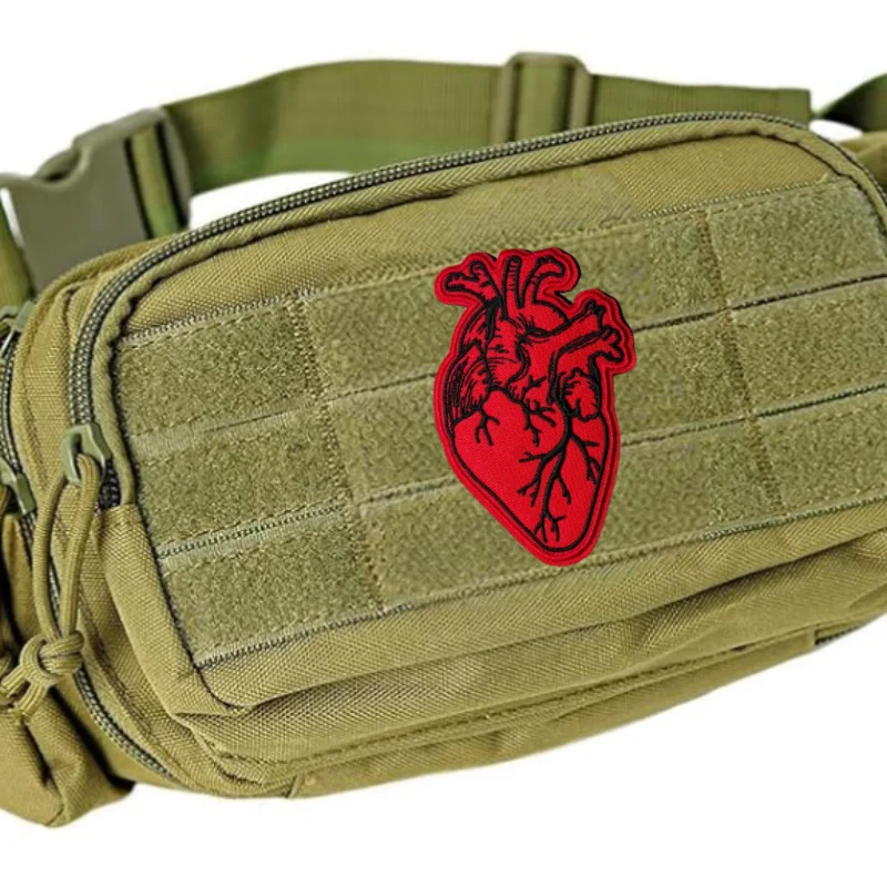 Parche estilo punk corazón rojo