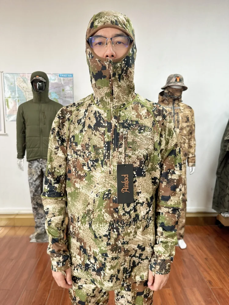 Detalle del camuflaje y la sudadera con capucha