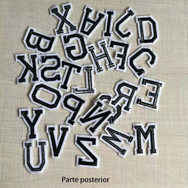 Apliques bordados con letras negras tipo insignia