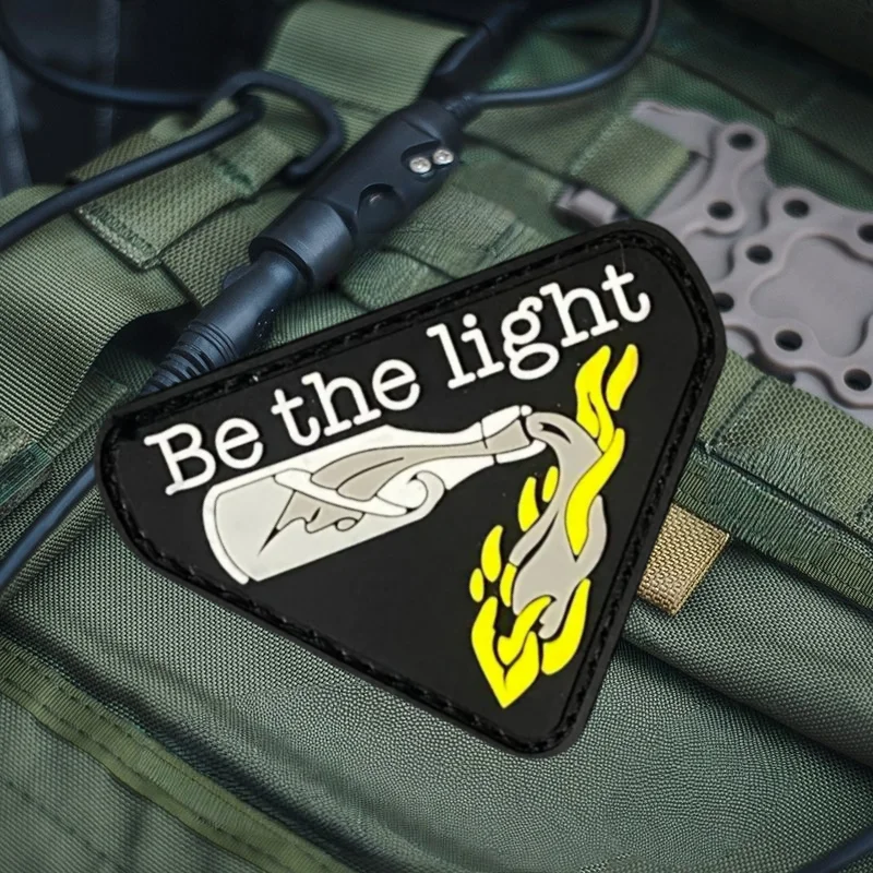 Parche táctico PVC relieve Be The Light con velcro para mochila - imagen 3