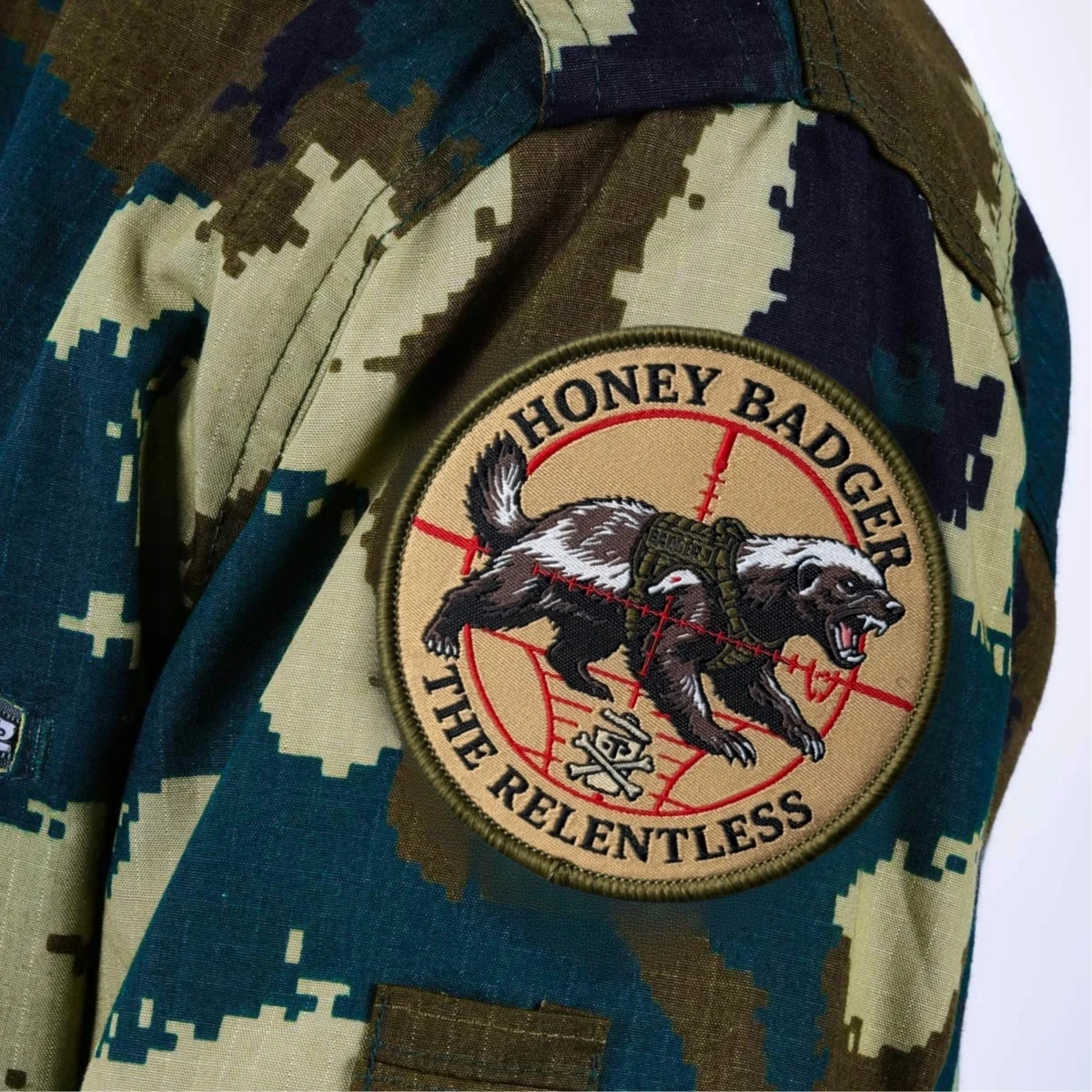 Parche táctico THE RELENTLESS Honey Badger bordado gancho y bucle - imagen 5