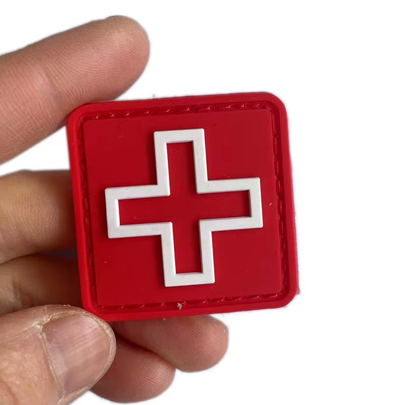 Parche médico táctico PVC rojo con velcro – Insignia sanitaria militar - imagen 5